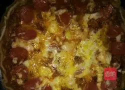 Illustration of how to make homemade pizza in an electric frying pan 5