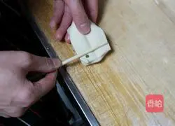 Illustration of how to make chive rolls 20