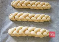 Illustration of how to make braided bread 12