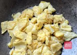 Illustration of how to make fried rice noodles with carrots and eggs 3