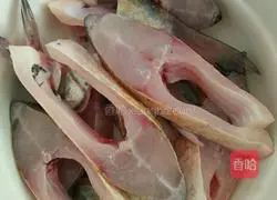 Illustration of how to steam Wuchang fish with garlic and pepper 2