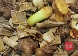 Illustration of braised beef with dried bamboo shoots 11