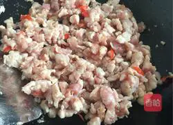 Illustration of how to wrap meat with lettuce 3