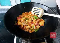 Illustration of how to make large plate of fried chicken slices 18