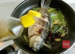 Illustration of how to cook crucian carp with green onions 11