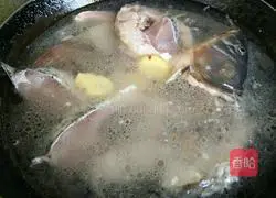 Illustration of how to make curry fish soup 3