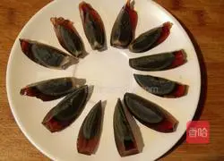 Illustration of how to make rice dumplings with preserved egg 3