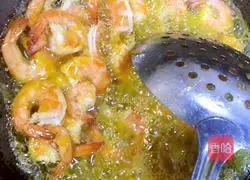 Illustration of how to make stuffed shrimp with garlic oil 1