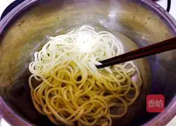 Illustration of how to make braised noodles in Shanxi 7