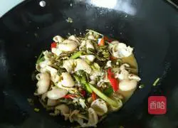 Illustration of how to cook large intestine with pickled cabbage 10