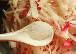Illustration of how to make shredded radish with scallion oil 7