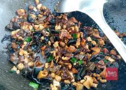 Illustration of how to make braised noodles with diced mushrooms and pork 3