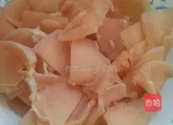 Illustration of how to fry carrots with oiled meat 2