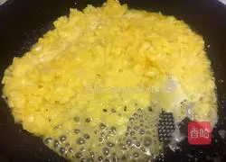 Illustration of how to make Indian flying cake pineapple pie 6