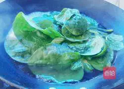 Illustration of how to make fungus and tofu soup 5