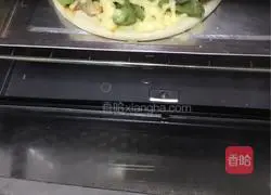 Illustration of how to make shrimp and vegetable pizza 7