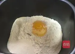 Illustration of how to make ham and meat floss bread 1