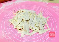 Illustration of how to make Xinjiang mutton, green apricot noodles and flag rice soup 6