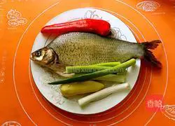 Illustration of how to make steamed Wuchang fish 1