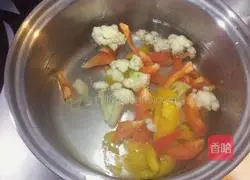 Illustration of how to make instant noodles pizza 3