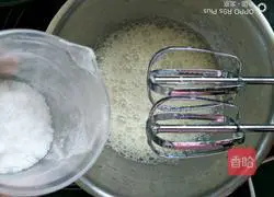 Illustration of how to make fresh strawberry ancient style Gulu cake 8