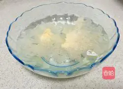 Illustration of how to make Sydney Pear, Red Date, Wolfberry and Tremella Soup 1