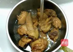 Illustration of how to make spicy chicken wings in dry pot 3