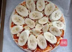 Illustration of how to make banana pizza 3