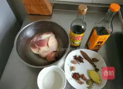 Illustration of how to make homemade pork elbows with sauce 1