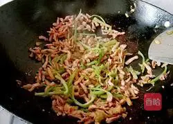 Illustration of how to stir-fry shredded pork with pickled mustard and green pepper 6