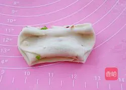 Illustration of how to make bacon rolls 13