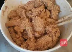 Illustration of how to make steamed pork with spicy rice noodles 5