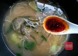 Illustration of how to make rice noodles across the bridge 9