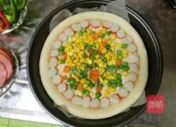 Colored pepper ham and vegetable pizza Practice illustration 2