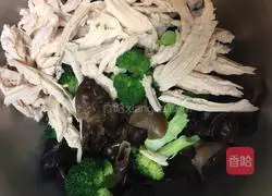 Illustration of how to make cold shredded chicken and fungus 3