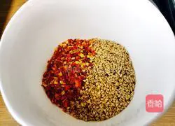 Illustration of how to make spicy oil 1