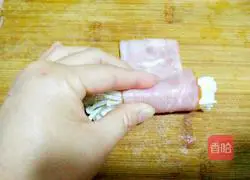 Illustration of how to make bacon enoki mushroom rolls 7