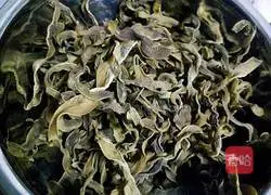 Illustration of how to make braised chicken with dried beans and chicken 1