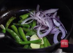 Illustration of how to make beef tenderloin with Hangzhou pepper 6