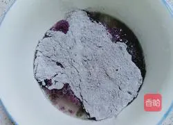 Black rice scalding Illustration of making dough cake 4