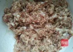 Illustration of how to stuff pork with braised oil and gluten 2