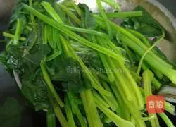 Illustration of how to make spinach with nuts 4