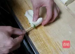 Illustration of how to make chive rolls 22