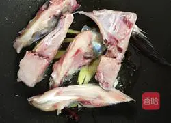 Illustration of how to make casserole fish head stew 3