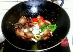 Illustration of how to make fried bacon with black bean sauce 6