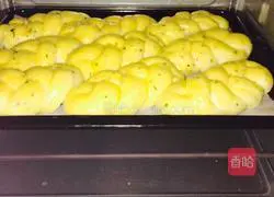 Illustration of how to make salty onion and sesame bread 5