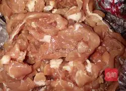 Stir-fried shredded pork with dried tofu and green pepper Illustration of how to do it 1