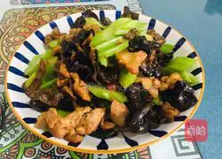 Illustration of how to make fried fungus, celery and fried pork 13