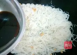 Illustration of how to make shrimp vermicelli wrapped in lettuce 11