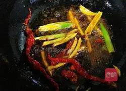 Illustration of how to make spicy fried clams with onion and ginger 5